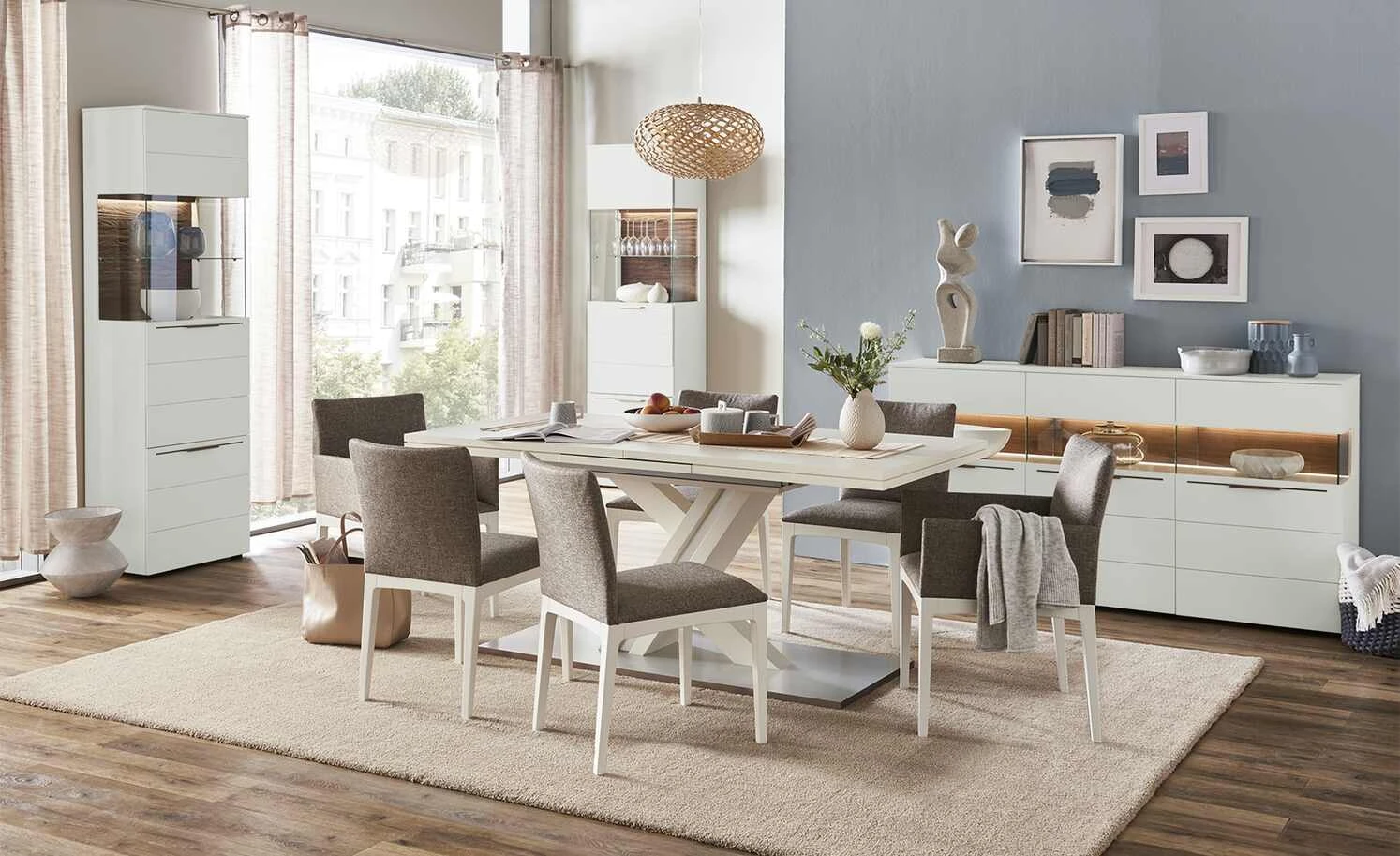 Berger & Rath Vitrine Claro | Weiß-Creme rechts Sichtbare Rückwand gesandstrahlt 1 Berger & Rath Vitrine Claro | Weiß-Creme rechts Sichtbare Rückwand gesandstrahlt