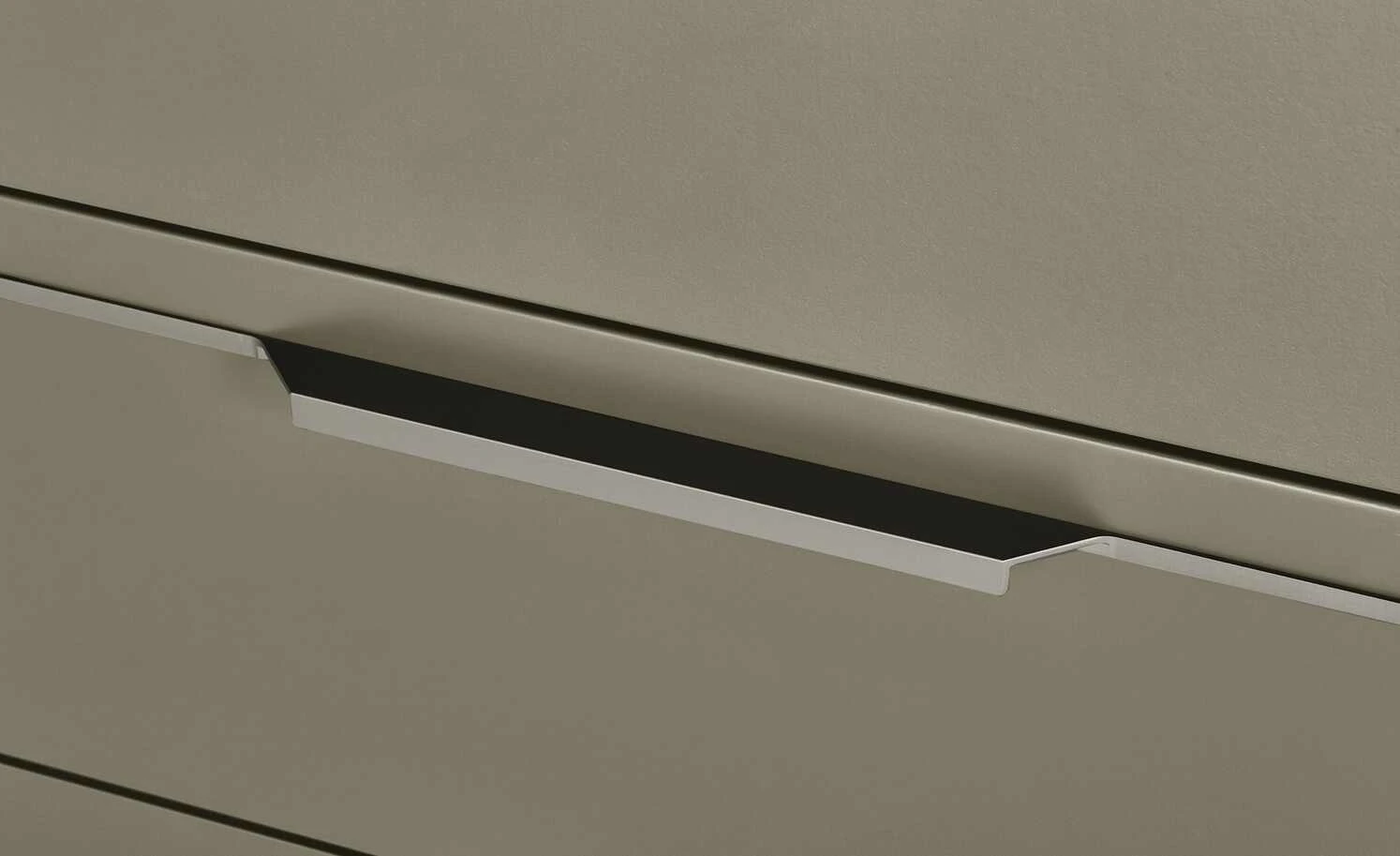 Berger & Rath Vitrine Claro | Londra (Hellgrau) Sichtbare Rückwand: Wildnussbaum ohne Glaseinlegeböden 4 Berger & Rath Vitrine Claro | Londra (Hellgrau) Sichtbare Rückwand: Wildnussbaum ohne Glaseinlegeböden – Bild 4