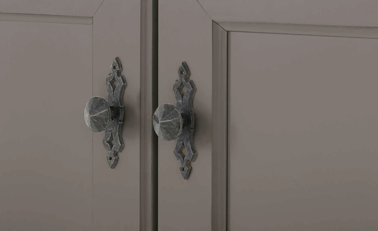 maison bleue Highboard Petit Chalet | Graphitgrau / Asteiche mit Glastüren 8 maison bleue Highboard Petit Chalet | Graphitgrau / Asteiche mit Glastüren – Bild 8