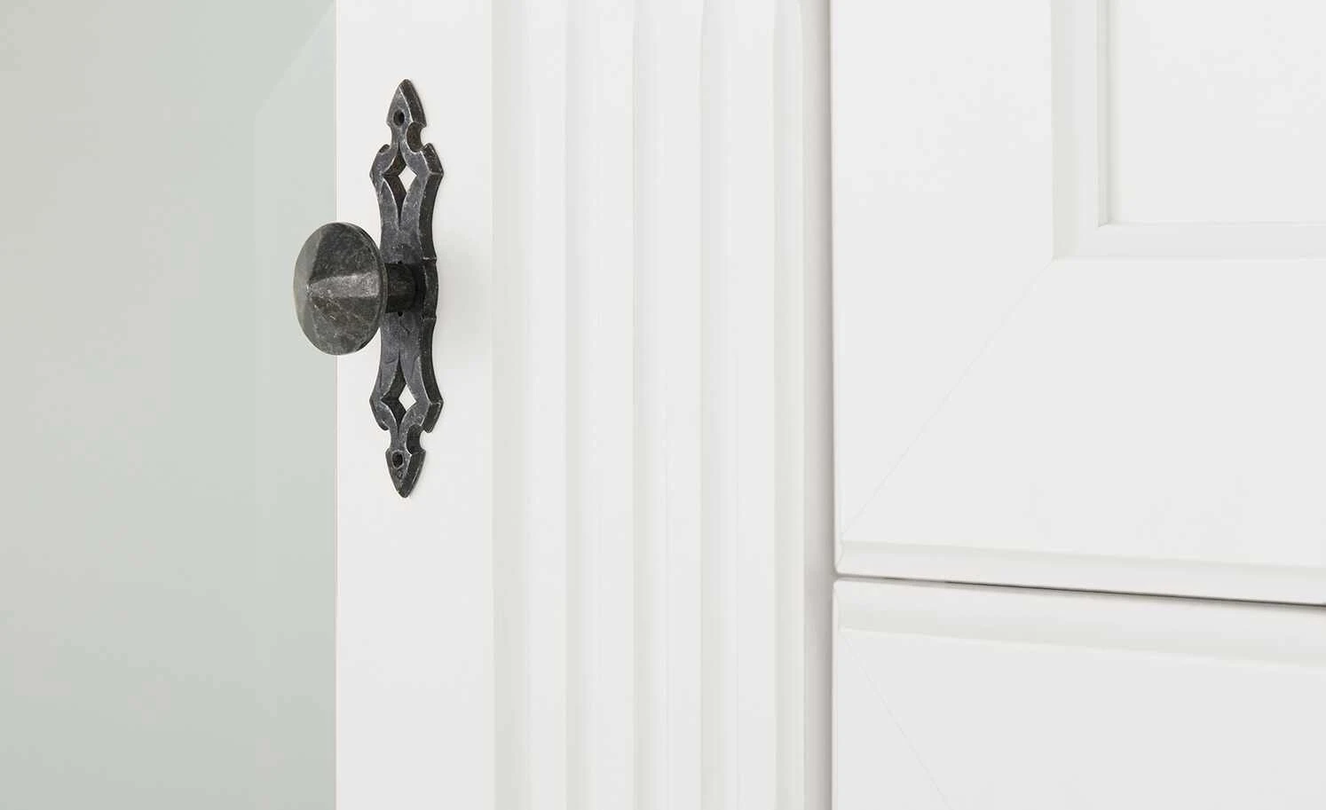 maison bleue Highboard Petit Chalet | Weiß / Graphitgrau mit Glastüren 14 maison bleue Highboard Petit Chalet | Weiß / Graphitgrau mit Glastüren – Bild 14